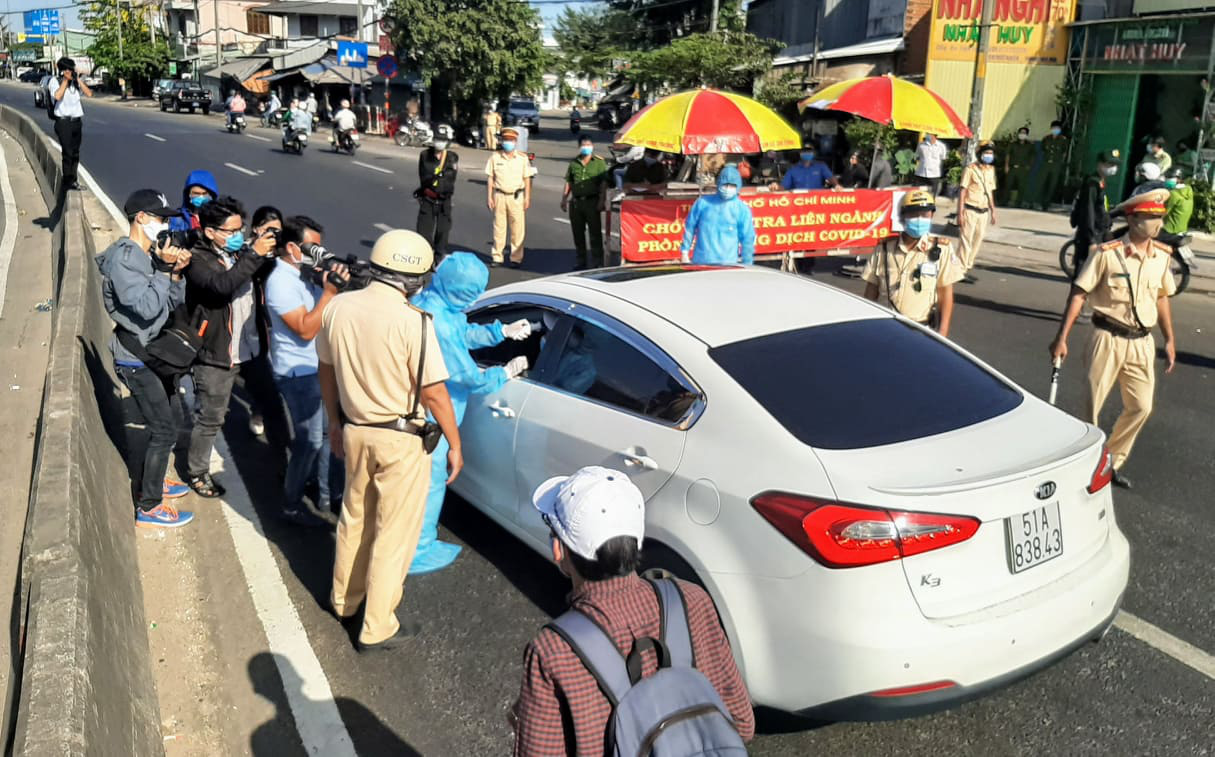 HCMC installs 100 QR code scanning cameras at COVID-19 checkpoints